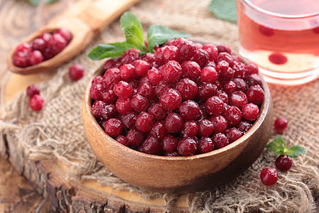 木碗里的冰冻林贡莓莓甜点浆果食物白色红色水果饮食图片