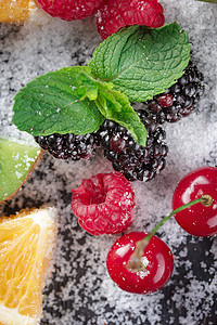 带雪和薄荷的新鲜鲜杯子甜点浆果健康覆盆子白色饮食红色早餐食物图片