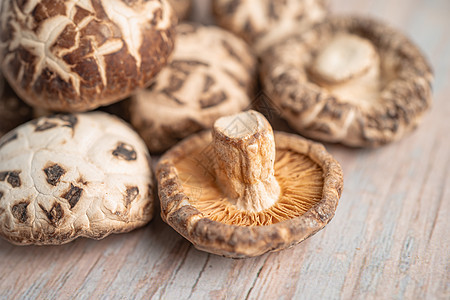 干燥的蘑菇在木制背景上 健康的食物牡蛎菌类篮子香料营养美食烹饪草药蔬菜药品图片