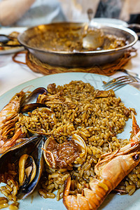Paella是食谱 以西班牙现巴伦西亚族群的稻米 海鲜或肉类为食谱藏红花午餐餐厅菜单海鲜饭食物美食盘子烹饪图片