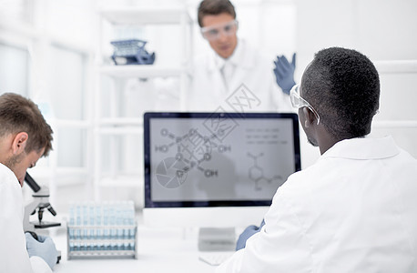 在实验室中工作的科学家小组 研究组监视器电脑试验生物学技术测试化学外套液体微生物学图片