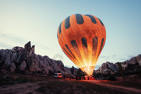 土耳其卡帕多西亚 第一批火焰机组人员天空爬坡石头场景地质学航班气球历史空气内夫图片