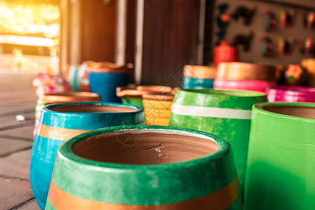 尼加拉瓜拉巴斯市中心一家工艺品店外的彩色陶罐 拉丁美洲旅游城市和神奇城镇的概念图片