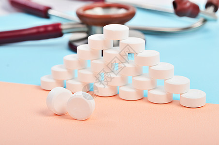 蓝色背景的白片药 配有听诊器的药物抗生素桌子副作用医院药品药具避孕美容疼痛科学图片