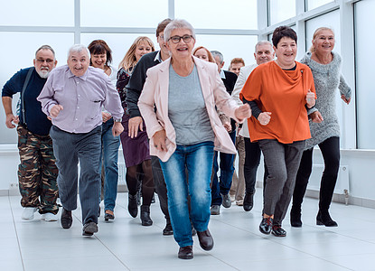 一组老年人准备跑步 全年跑步活动购物中心广告老年男人喜悦友谊幸福快乐爱好图片