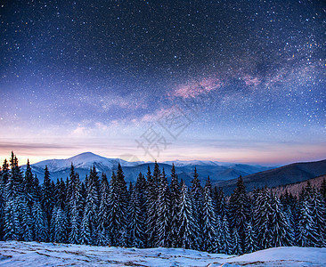 冬天树林里的 星际迷航降雪微光气候银河系森林行星星座乳白色天空高山背景图片
