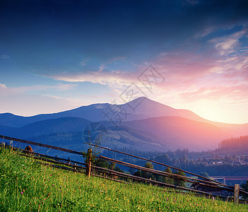 阿尔卑斯山丘平静的夏季风景季节村庄绿色场地岩石牧场山脉旅行蓝色草地图片