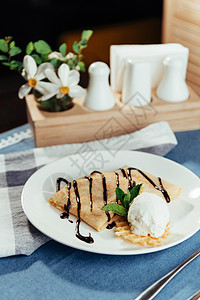 煎饼加冰淇淋和巧克力酱奶油巧克力饼子白色午餐小吃烹饪美食盘子黄油图片