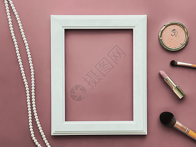 垂直框架 化妆品和珠首饰 作为平板设计 艺术品印刷或相册等粉红粉红色背景风格摄影女士奢华销售装饰专辑小样打印娘娘腔图片