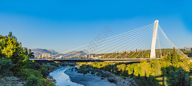 黑山波德戈里察莫拉卡河上的千年桥景观夕阳树木天空线条秀场日落首都建筑城市图片