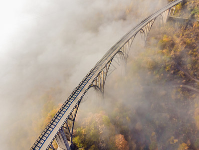 黑山大桥横跨塔拉河雾清晨游客全景汽车旅行场景工程阳光爬坡森林观光图片