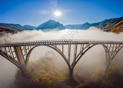 黑山大桥横跨塔拉河雾清晨风景国家旅行吸引力天空地标峡谷纪念碑汽车基础设施图片