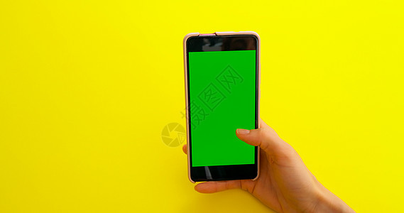用绿色屏幕在智能手机上滚动手势图片