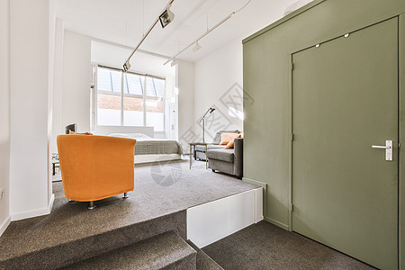 一个小卧室 用张开的灰色设计 和一张床沙发全景地毯家具扶手椅奢华阳台风格住宅脚步背景图片