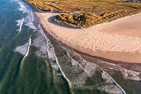 爱尔兰附近的美丽的蓝旗海滩空中图片