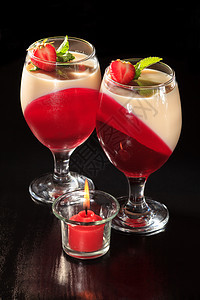 杯子里有樱桃和牛奶果冻 夹在薄荷叶和草莓上甜点水果玻璃明胶茶点红色绿色薄荷食物健康图片