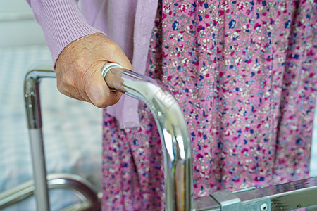 亚洲老年妇女残疾病人在护理医院与行尸一起行走 医疗概念 177帮助长老诊所退休母亲护士女性医生治疗药品照顾者高清图片素材