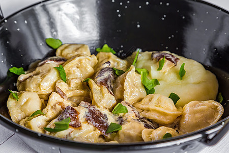 俄罗斯食物蛋浆 配蘑菇酱的肉卷子和黑碗土豆泥 近了图片