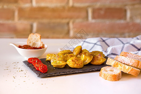 俄罗斯食物蛋浆 石板上的炸肉片子 配有囚犯 面包和红酱图片