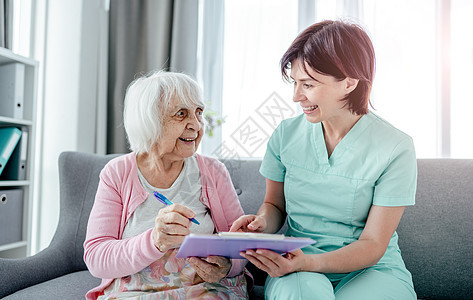 老年妇女和护士卫生药品职业文档医疗保健帮助疾病关爱成人图片