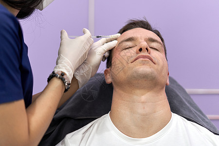 放松的病人获得肉毒剂注射 以进行面部复健治疗图片