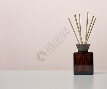 棕色玻璃瓶和木棍 家香清新剂疗法香水香味白色竹子房间桌子香气芳香图片