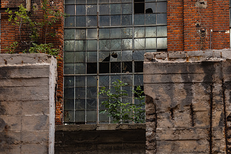 对旧锅炉大楼的广场和老旧建筑的外观金属旅行勘探正方形旅游工厂探索城市安装锅炉房图片