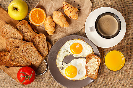 咖啡早餐炸鸡蛋 橙汁和黑咖啡杯 加煎蛋背景