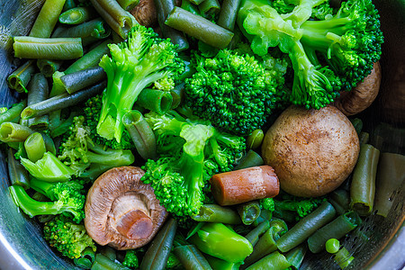 不锈钢椰子中煮熟的绿色蔬菜     全面封闭午餐美食生物用餐食物饮食营养义者烹饪画幅图片