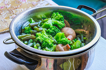 不锈钢椰子中煮熟的绿色蔬菜     全面封闭豆子营养烹饪健康饮食画幅义者盘子饮食用餐美食图片