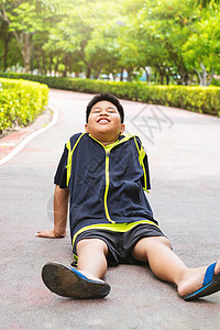 有选择地关注年轻亚洲男孩在跑步后坐在轨道上疲惫不堪孩子男性竞赛场地学校行动竞技乐趣兄弟赛跑者图片