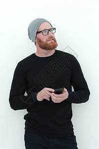 美丽的留胡子男子 有智能手机 看空白空间男人细胞胡须男性广告牌毛衣帽子白色职业运动图片