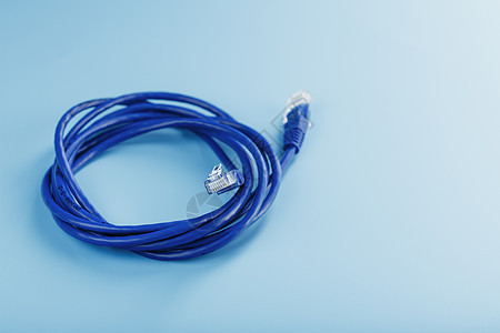 蓝色背景上用于数据传输的互联网网络电缆线圈商业港口速度安全技术绳索局域网界面插头宽带图片