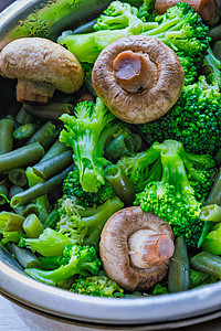 不锈钢椰子中煮熟的绿色蔬菜     全面封闭盘子烹饪画幅健康饮食义者生物美食营养午餐豆子图片