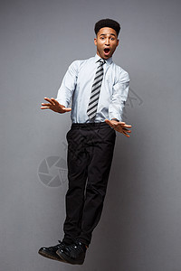 商业概念  全长度的肖像画 成功的非洲美国商务人士出人意料地在办公室跳跃惊喜人士快乐男人成人速度职业跑步管理人员微笑图片