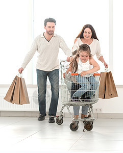 带孩子的幸福父母去购物大车顾客市场夫妻男人消费者家庭店铺喜悦零售图片