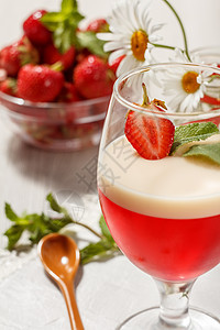 樱桃和奶果冻 玻璃和花中的草莓片图片