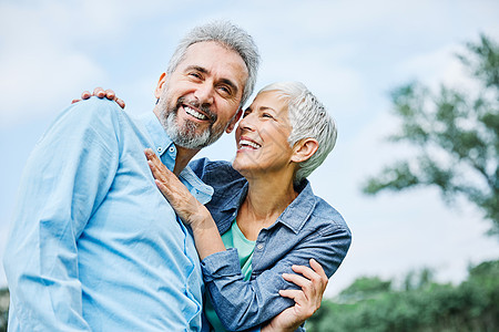 老年幸福的情侣年长快乐的老人爱一起过着退休生活家庭妻子拥抱夫妇公园女性闲暇男人微笑享受图片