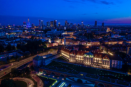 华沙市夜景在波兰 老城区的城堡广场 首都风景如画的城市景观 旅游目的地背景历史性吸引力天线正方形纪念碑建筑学柱子教会大教堂天空图片