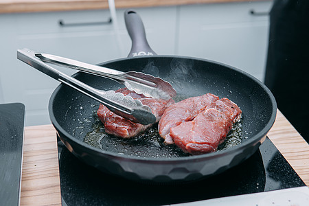 在烹饪课上用煎锅煮牛肉牛排 配香料的牛排 烹饪流程 闭合水牛眼睛烧烤牛肉宏观厨房迷迭香牛扒草本植物奶牛图片