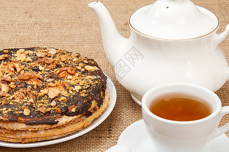 茶杯 瓷花茶壶和自制巧克力泡芙蛋糕背景图片