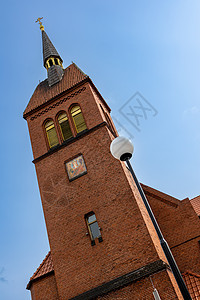 红砖教堂塔是针对俄罗斯加里宁格勒地区的蓝天 靠近波罗的海图片