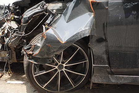 因公路事故损坏的黑色汽车发动机街道身体保险杠剪裁损害乘客安全维修金属图片