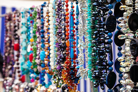 市场上各种多彩的珠子 由宝石和彩色珠子制作的彩色项链的壁纸背景文化工艺珠宝石头手镯首饰商品奢华礼物配饰图片