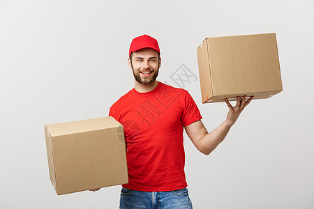 身穿红色T恤的穿红毛衫 装着两个空纸板盒的送信员或经销商 携带两个空纸箱男性白色盒子导游纸板服务运输邮政商业邮件图片