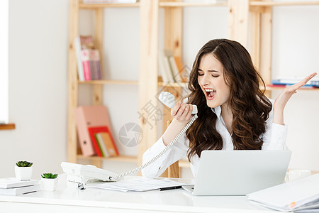 在现代办公室 愤怒的女商务人士在电话上喊叫公司老板商务工作工人经理商业情感女性压力图片