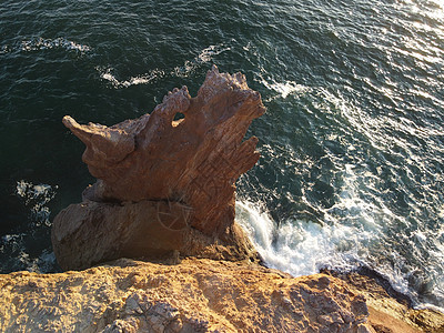 龙头从水中升起 具有大型动物形状的岩石或熔岩形成 龙头形状的热门旅游目的地火山岩层全景海岸海岸线蓝色海滩假期海洋海浪怪物地平线图片