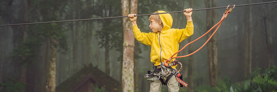 儿童在公园的新鲜空气中享受积极的体育娱乐活动 为孩子提供BANNER LONGFORMAT等培训闲暇头盔木头绳索森林运动家庭探索图片