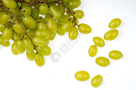 白色背景中的一串鲜食葡萄和白色背景中散落的一串白葡萄紫色水果茶点木头植物甜点收成食物宏观桌子图片