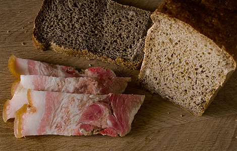 蒜叶黑面包和咸猪油 木板上有肉条香菜胡椒蒜瓣盐渍烹饪美食猪肉产品沙龙砧板背景